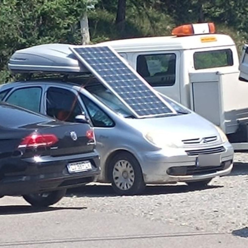 Clujeancă surprinde o mașină cu panou solar la încărcare