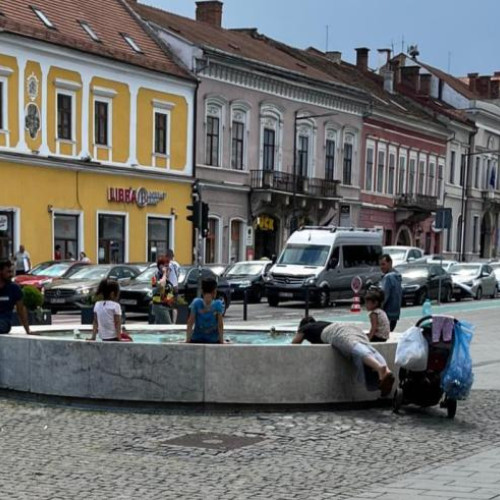 Caniculă extremă la Cluj: locuitorii caută soluții de răcorire în fântânile arteziene