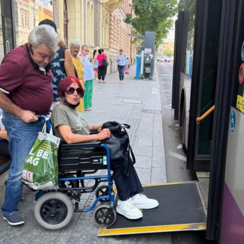 Șofer de autobuz din Cluj ajută o femeie în scaun cu rotile