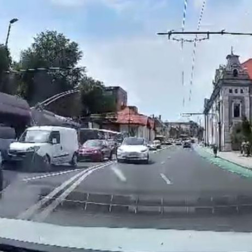 Incident periculos în centrul Clujului: Un șofer de Tesla a ignorat linia dublă continuă