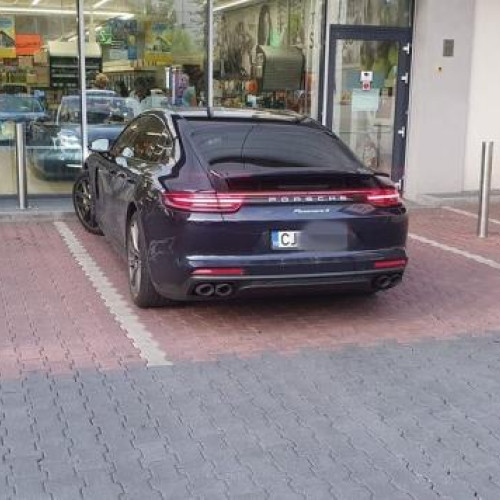 Soferița unui Porsche Panamera, prinsă parcând pe locurile pentru persoane cu handicap