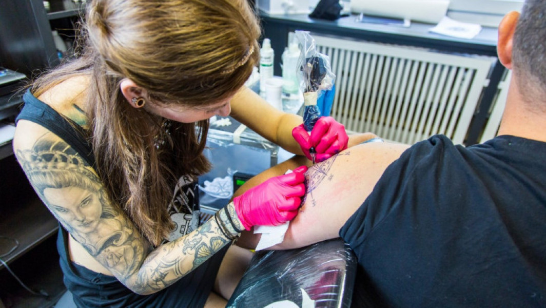 Bacterii periculoase descoperite în cerneala pentru tatuaje și machiaj permanent