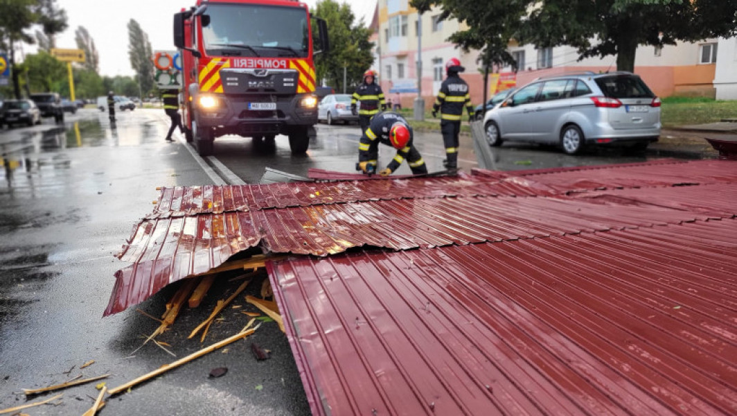 Furtuna din Giurgiu provoacă pagube: acoperișuri distruse și copaci căzuți