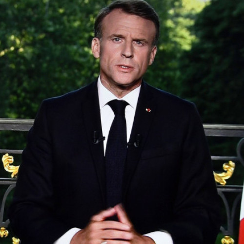 Macron: Guvernul demisionar va rămâne în funcție până la jumătatea lunii august