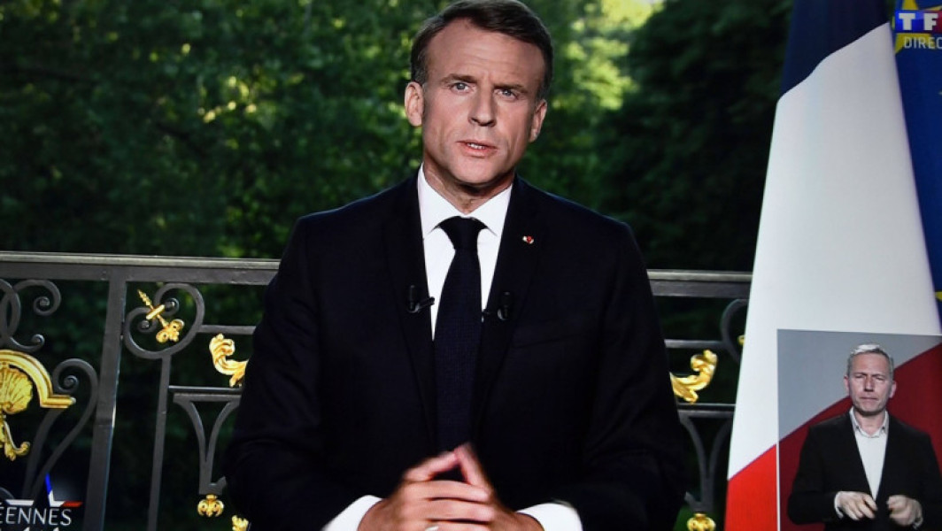 Macron: Guvernul demisionar va rămâne în funcție până la jumătatea lunii august