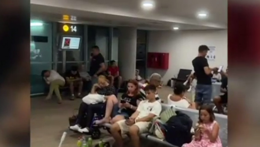 Turisti români blocați pe aeroportul din Larnaca din cauza întârzierilor
