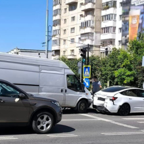 Accident rutier între o dubiță și o mașină Tesla
