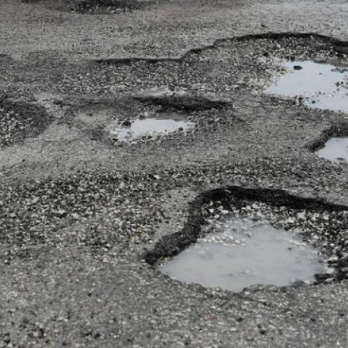 Clujenii reclamă gropile periculoase de pe strada Barc I din Cluj-Napoca