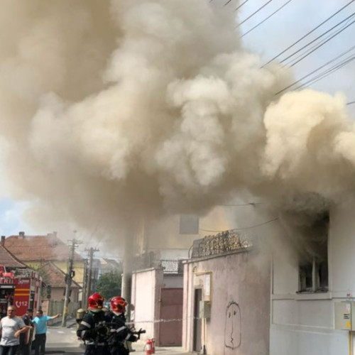 Pompierii intervin pentru stingerea unui incendiu în Cluj-Napoca