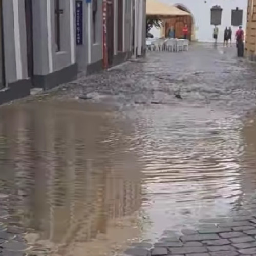 Balta uriașă pe strada Matei Corvin din Cluj, după o ploaie scurtă