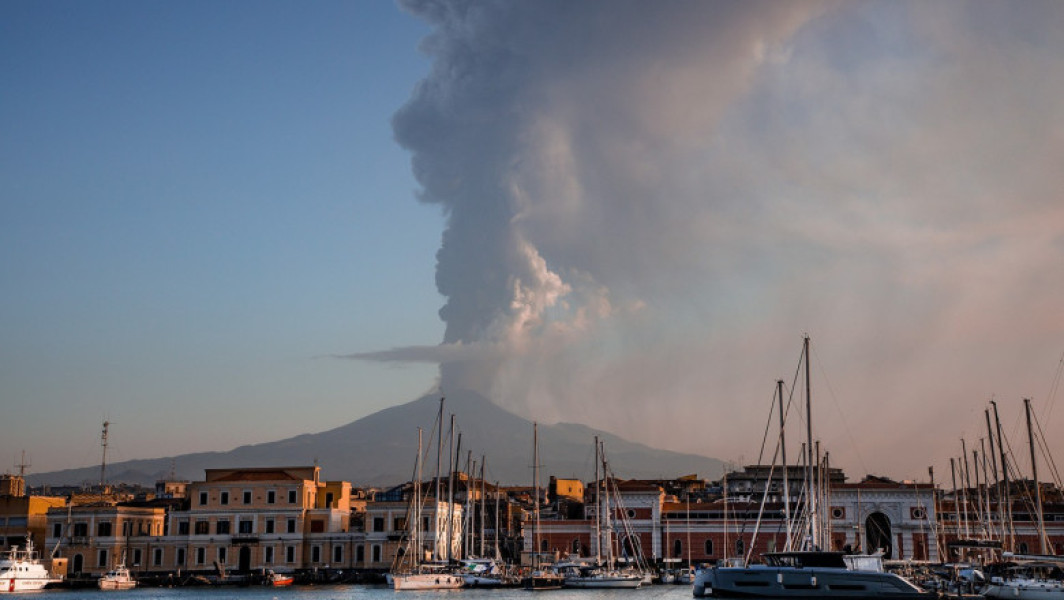 Aeroportul din Catania a redus numărul zborurilor din cauza activității vulcanice a Muntelui Etna