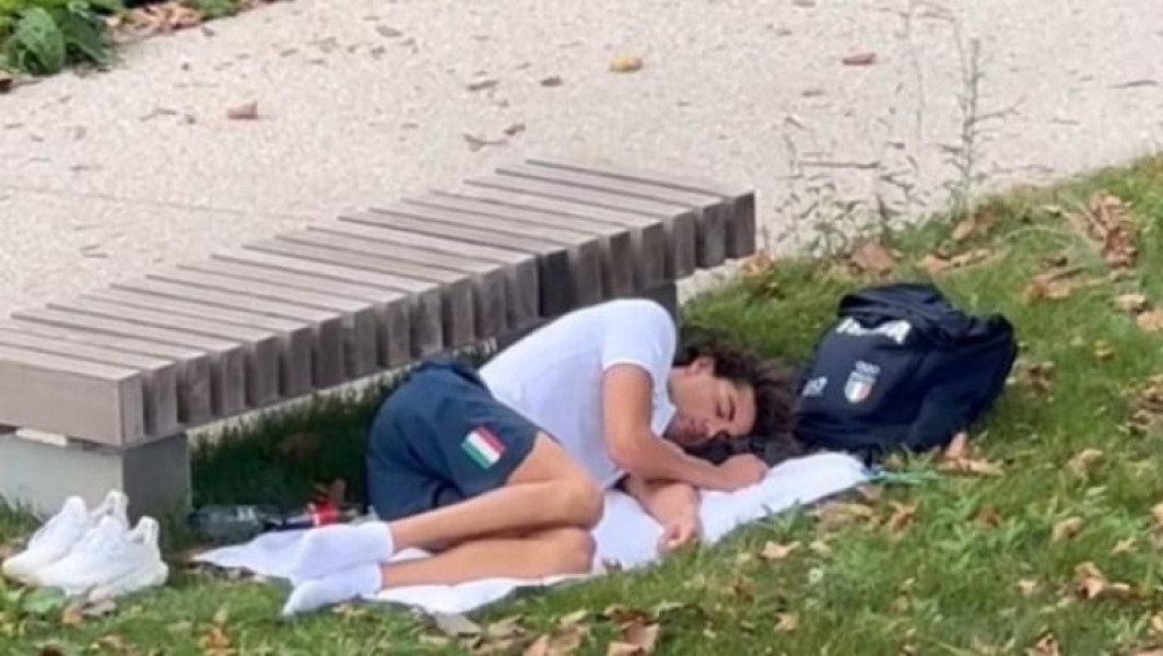 Campionul olimpic italian Thomas Ceccon dormează în parc, nemulțumit de condițiile din Satul Olimpic