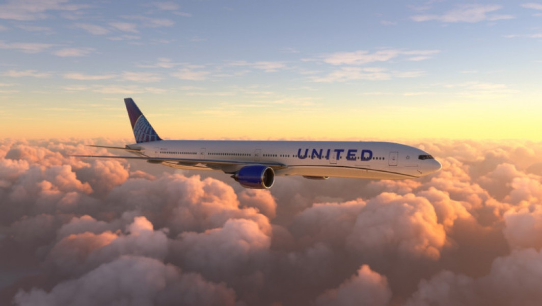Bărbat dat în judecată de United Airlines după ce a înghițit o bucată de sârmă din mâncarea de avion