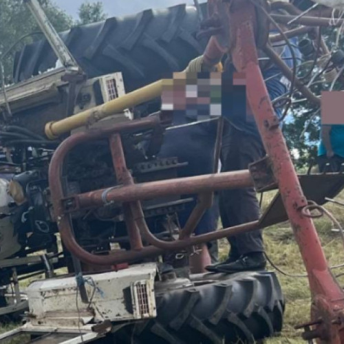 Persoană prinsă sub tractor în comuna Sacuieu