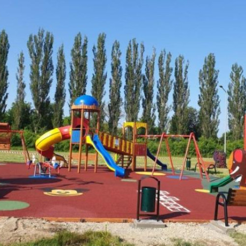 Probleme cu pavelele de cauciuc în zona de joacă din Parcul Aurel Vlaicu