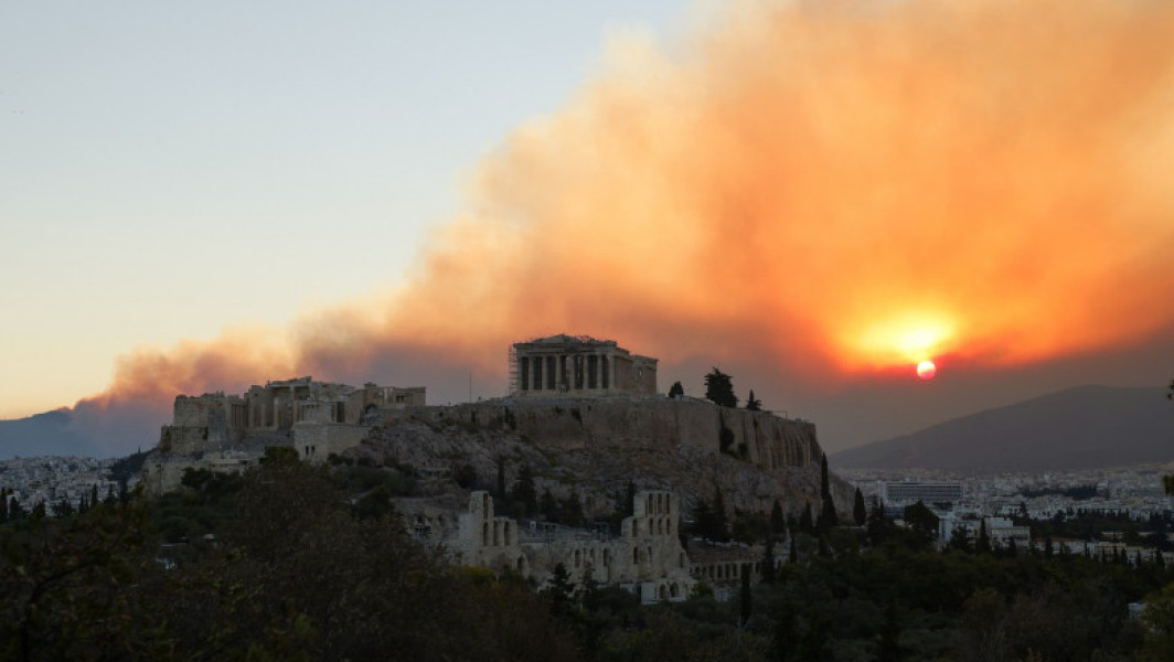 Incendii devastatoare în Grecia: Mii de locuitori evacuați din Atena