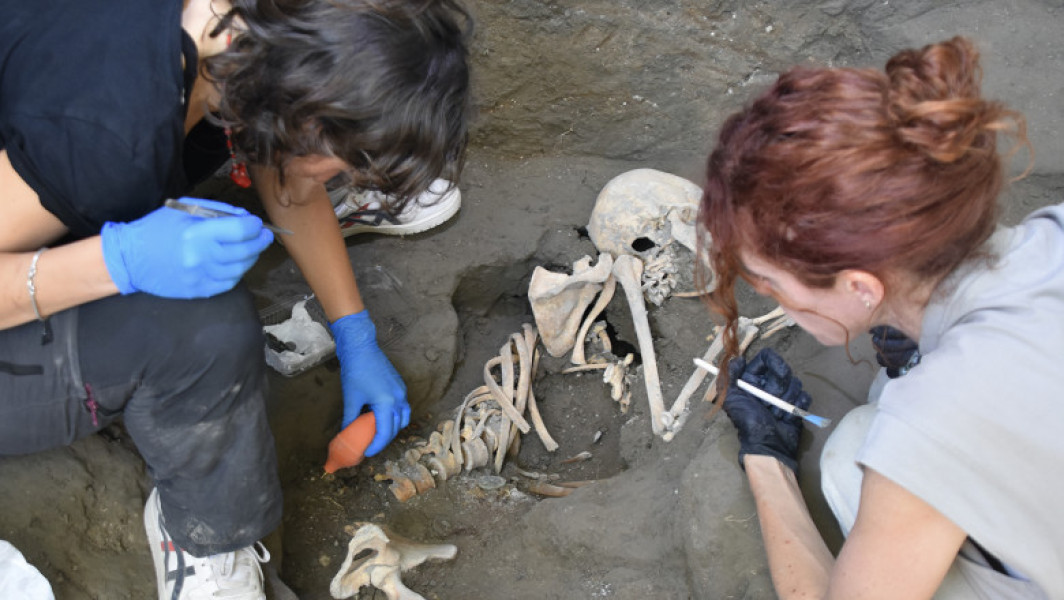 Rămășițele a două victime ale erupției Vezuviului descoperite la Pompei
