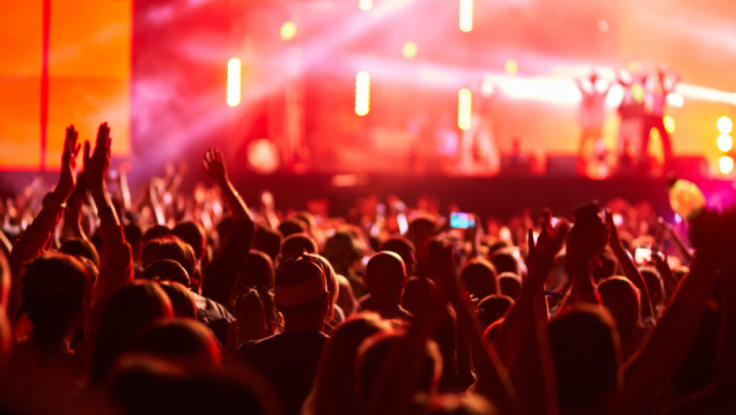 Festival de muzică electronică pe plajă: Testarea băuturilor pentru prevenirea abuzurilor