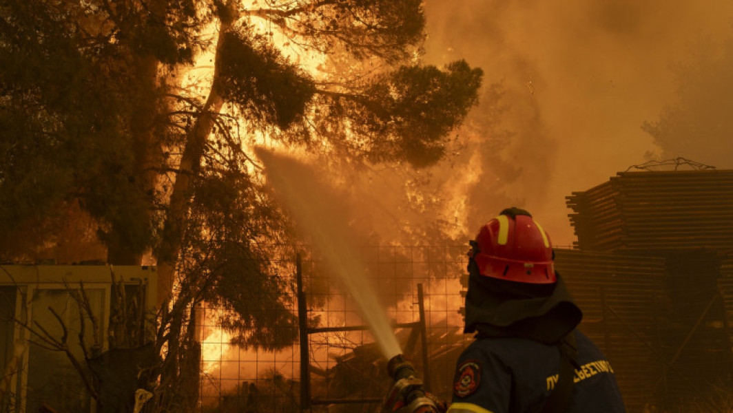 Autoritățile grecești solicită ajutorul UE în fața incendiilor din apropiere de Atena