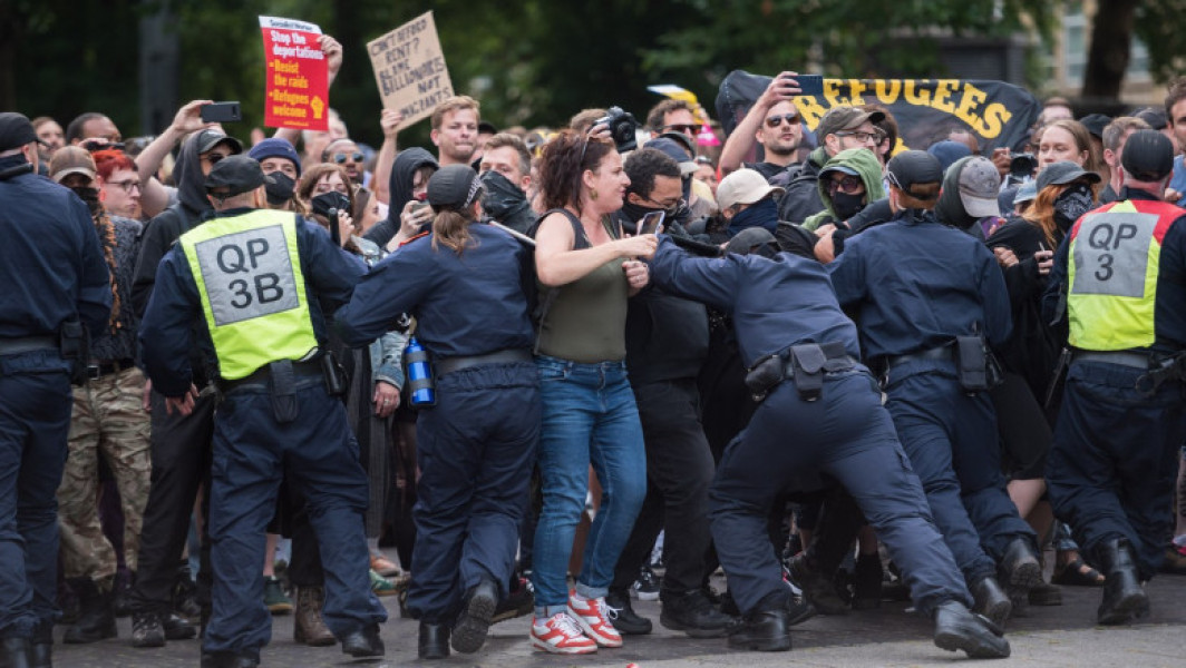 Aproape 1000 de arestări în urma protestelor violente anti-imigrație din Regatul Unit