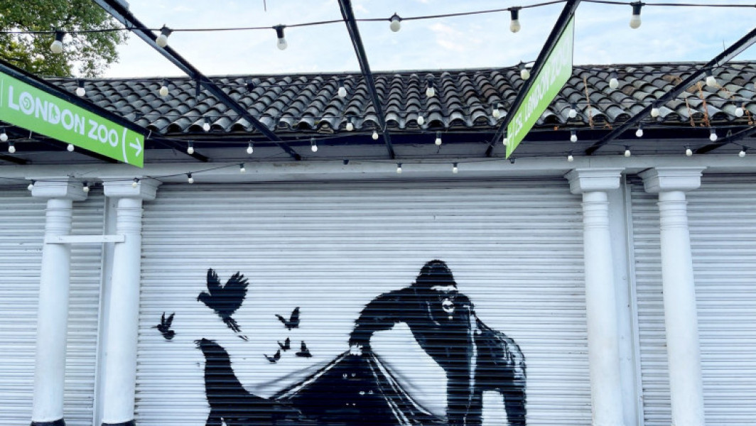 Banksy dezvăluie o nouă lucrare murală la grădina zoologică din Londra