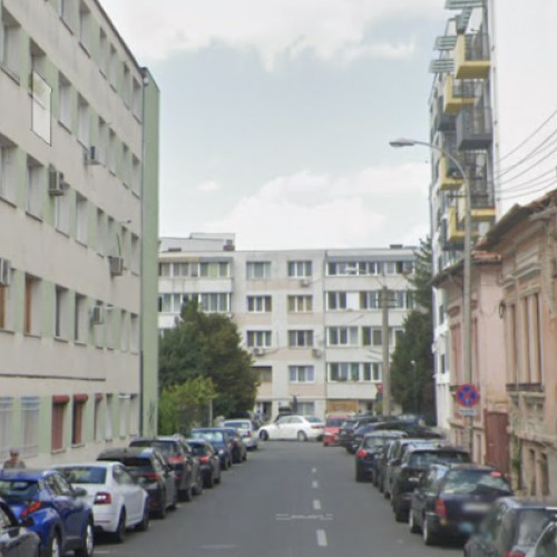 <p>###Probleme de trafic pe strada Anton Pann din Cluj-Napoca</p>
<p>Un cetățean din Cluj-Napoca a semnalat o problemă de circulație pe strada Anton Pann, care a fost redusă la o singură bandă din cauza mașinilor parcate ilegal. Aceasta situație a dus la blocaje în trafic care afectează atât șoferii, cât și pietonii.</p>
<p>Locuitorul a înaintat o solicitare Primăriei Cluj-Napoca, cerând montarea de stâlpișori pentru a împiedica parcarea neregulamentară a vehiculelor. Potrivit relatării sale, ocuparea unei benzi de circulație de către autoturismele parcate ilegal forțează șoferii să circule pe contrasens, ceea ce reprezintă un risc major pentru siguranța rutieră.</p>
<p>De asemenea, pietonii sunt afectați de această situație, deoarece trotuarele sunt înguste și, în multe cazuri, blocate de mașini. Astfel, aceștia sunt nevoiți să se deplaseze pe carosabil, crescând riscul de accidente.</p>
<p>Cetățeanul a accentuat că pe strada Anton Pann circulația este imposibilă pe ambele benzi din cauza parcărilor ilegale. Acesta a solicitat Primăriei o soluție permanentă, subliniind că ridicarea vehiculelor parcate nu este suficientă și că ar trebui să existe măsuri mai stricte prin care să fie interzisă parcarea pe acea parte a drumului.</p>
