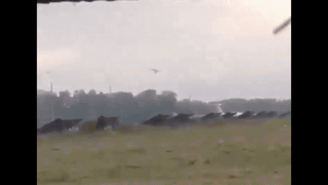 Ucraina atacă patru baze aeriene ruse cu roiuri de drone