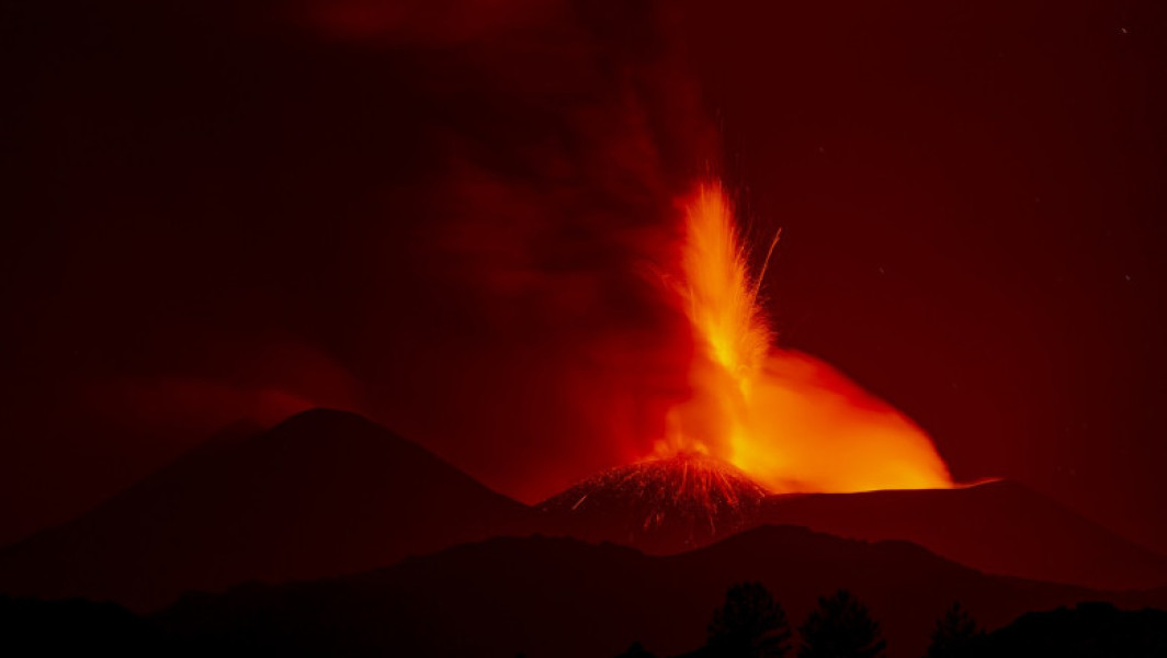 Aeroportul Catania a anulat toate zborurile din cauza erupției vulcanului Etna