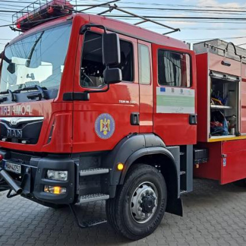 Incendiu violent într-o garsonieră din Dej, pompierii intervin rapid