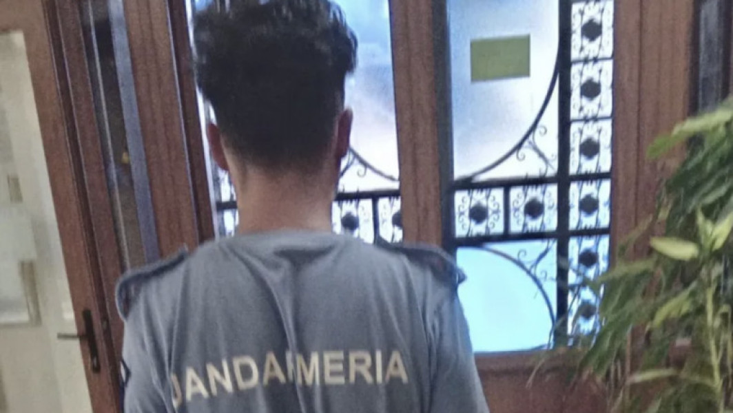 Focșani: Un bărbat a fost prins purtând uniformă de jandarm și având o armă de airsoft