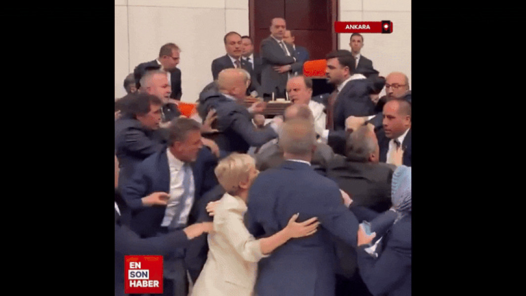 Violente în parlamentul turc, doi deputați răniți
