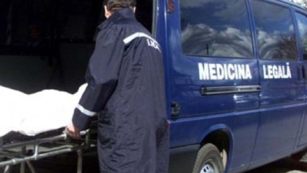 Adolescențel găsit mort în curtea casei, părinți în stare de ebrietate