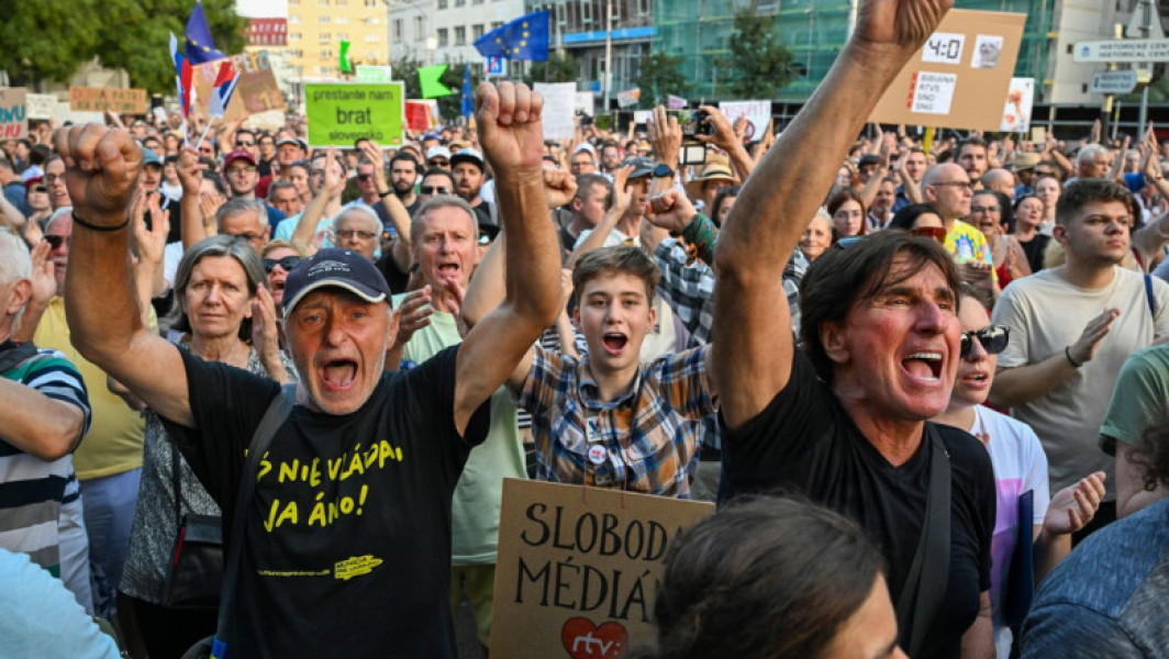 Mii de oameni protestează împotriva guvernului Fico în Slovacia