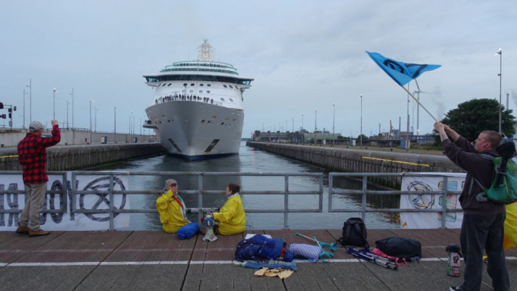 Activistii ecologisti blocheaza nave de croaziera in portul Amsterdam