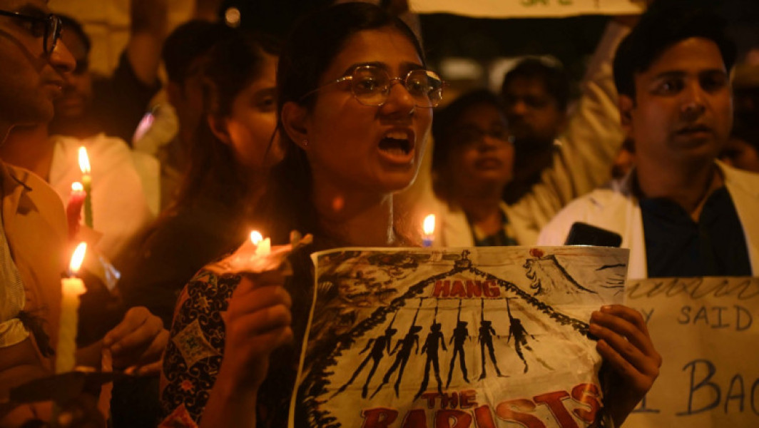 Proteste masive în India după uciderea unei studente la medicină