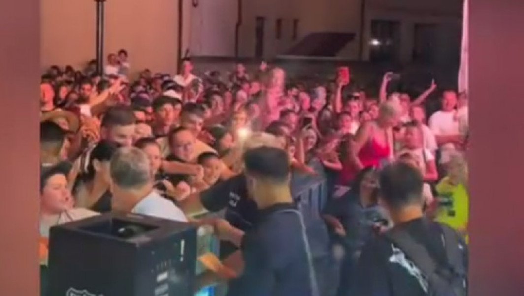 Manelistul Jador provoacă agitație la concertul din Brad