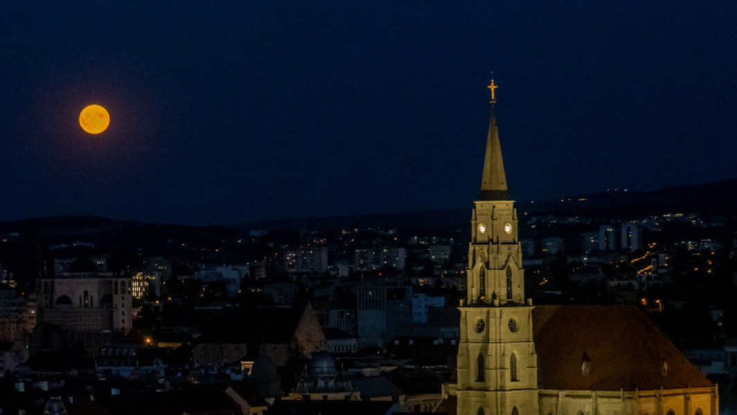 fenomenul superlunei albastre a încântat astronomii și fotografii