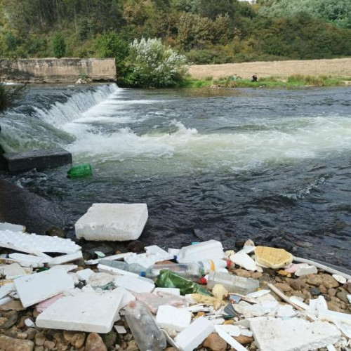 Deseurile aruncate de localnici afectează râul Someș