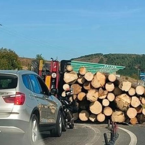 Camion rasturnat la intersectia Centurii Valcele-Apahida