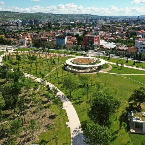 Parcul Feroviarilor din Cluj-Napoca, evitat de localnici din cauza lipsei de umbră