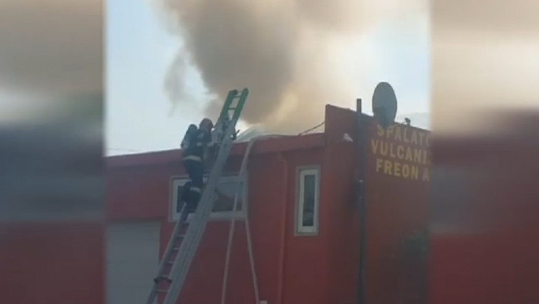 Pompierii intervin la două incendii de mare amploare în București