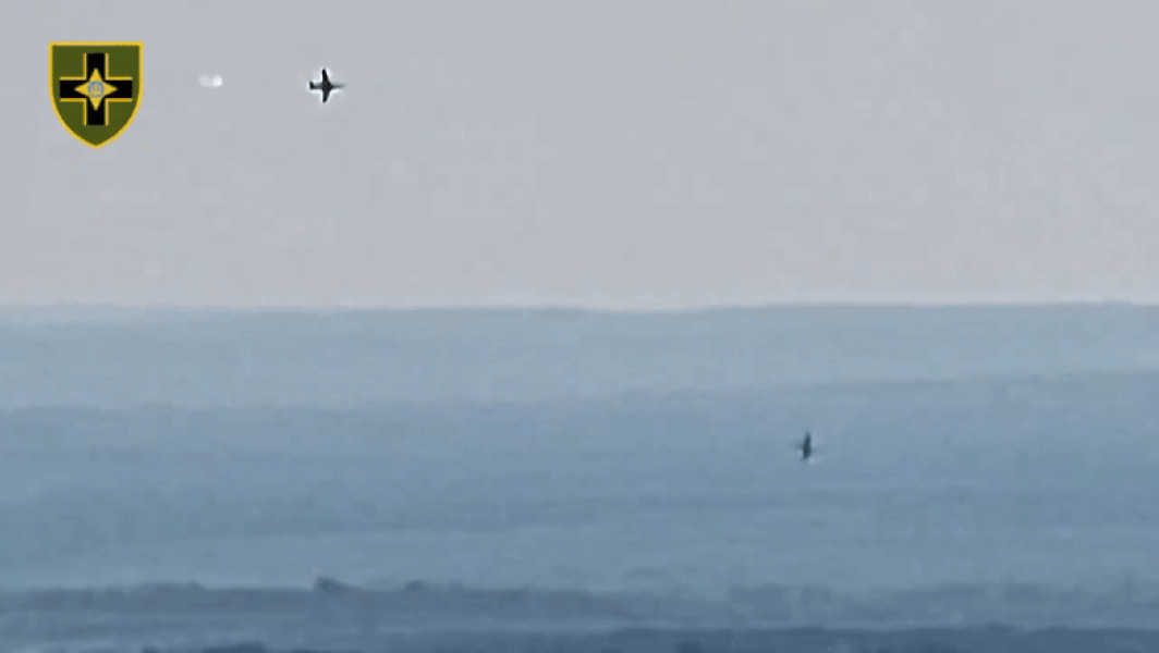 Soldați ucraineni doboară un avion de vânătoare rusesc Su-25