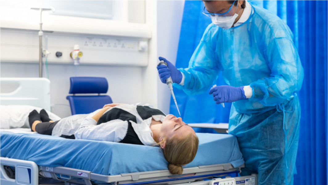 Testarea vaccinurilor prin infectarea voluntarilor, o abordare controversată în cercetarea medicală