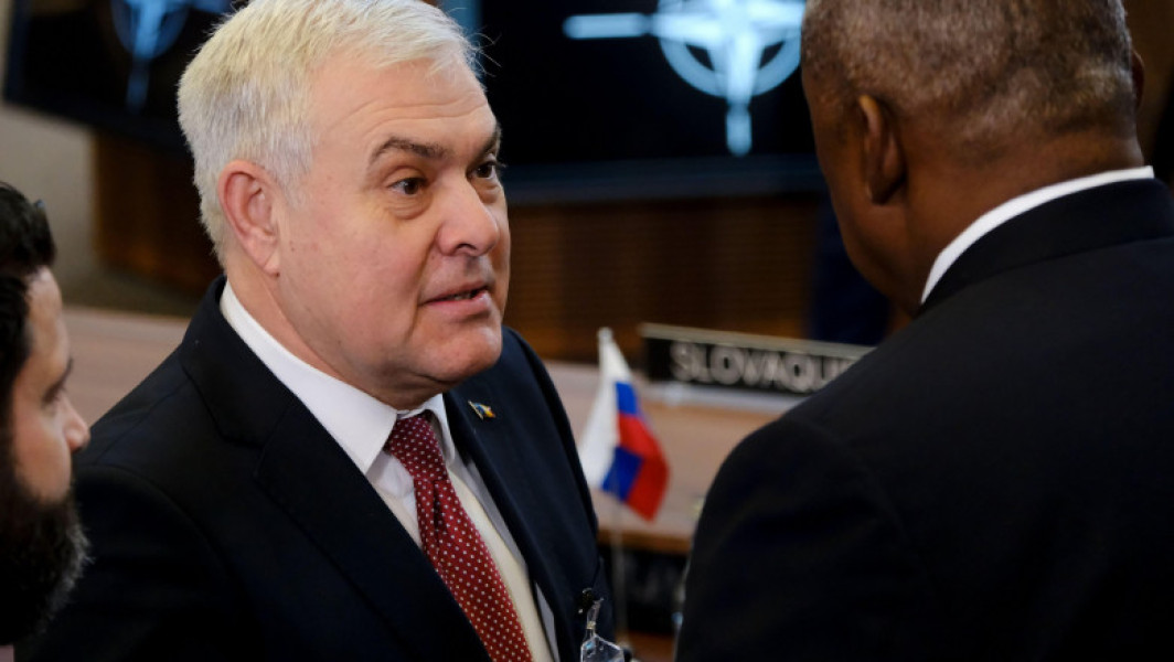 Ministrul apărării, Angel Tilvar, discută cu secretarul american al apărării