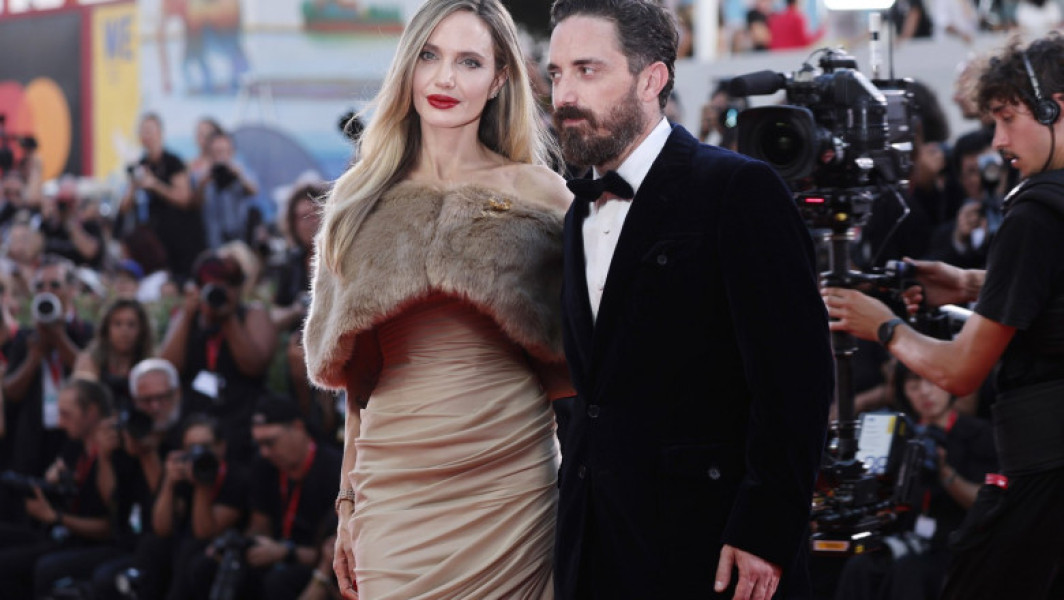 Angelina Jolie învață să cânte muzică de operă pentru rolul Mariei Callas