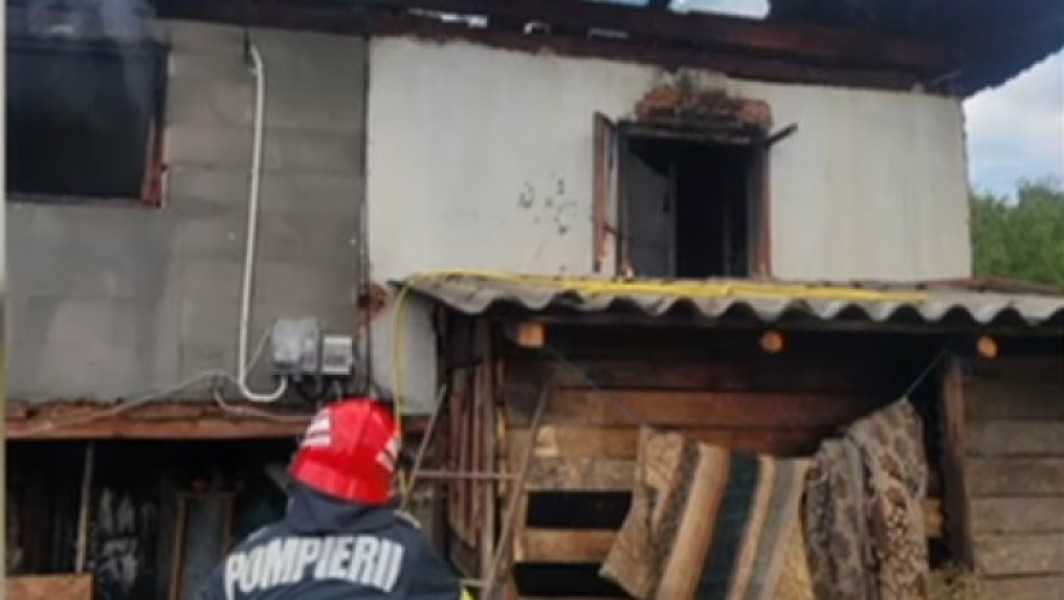 Incendiu devastator în Vaideeni: Un copil de 6 ani a murit, mama și mătușa sunt dispărute