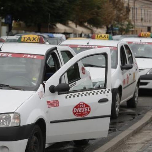 Incident neplăcut în Cluj-Napoca: taximetrist surprins în timp ce lovește un autoturism parcat