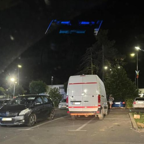 Şofer din Alba surprinde prin parcarea dubei pe patru locuri la mall-ul VIVO din Cluj