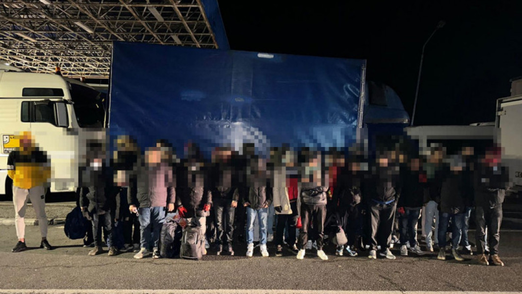 Cincisprezece persoane reținute în dosarul rețelei de trafic de migranți