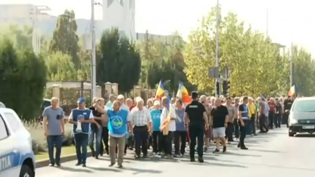 Peste 500 de pensionari protestează la Baia Mare împotriva recalculării pensiilor